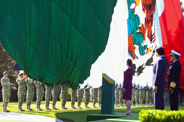 México celebra el Día de la Bandera con honores y abanderamiento masivo ( + Videos y Fotos ) conferencia