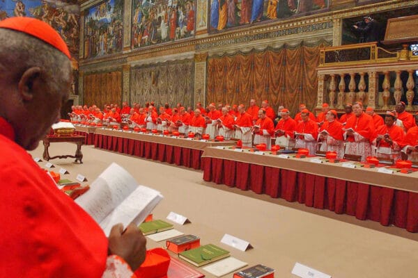 cardenales en el cónclave de elección en la capilla sixtina