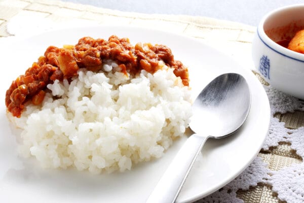 plato con arroz y frijoles
