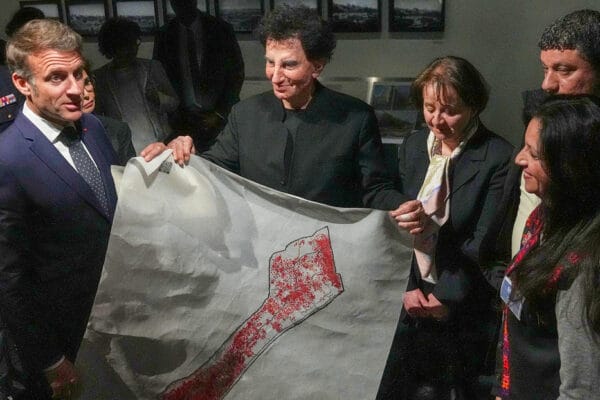 presidente de francia, emmanuel macron, y el director del instituto del mundo Árabe, jack lang, sostienen un mapa de palestina en la exhibición tesoros rescatados de gaza,
