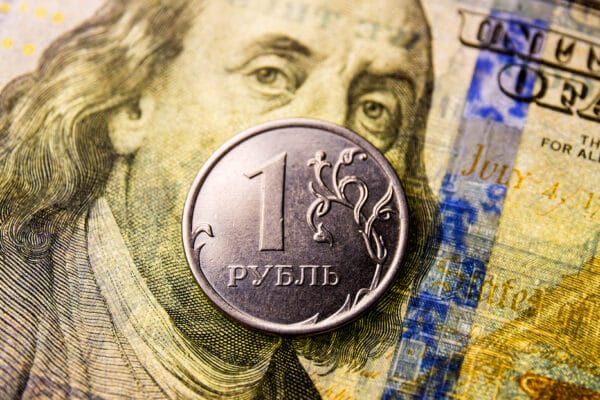 El rublo encabeza la lista de divisas con el mejor desempeño ante el dólar rublos rusos