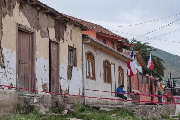 Un terremoto de magnitud 7,5 cimbra el sur de Chile y declaran alerta de tsunami