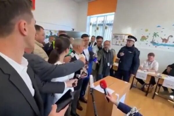 VIDEO: Escolta la Policía rumana a un candidato de la oposición fuera del colegio electoral
