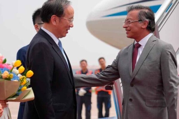Petro acepta adhesión de su país a estrategia china de desarrollo