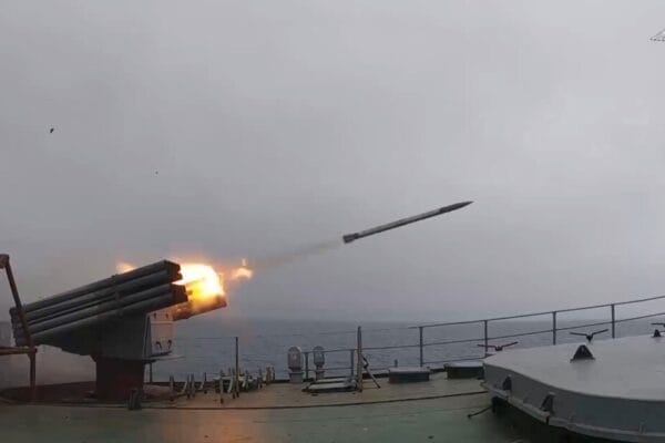 VIDEO: Buque de asalto anfibio ruso practica tiros de artillería en el mar del Japón