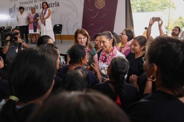 Sheinbaum lanza programa «Tejedoras de la Patria» para fortalecer derechos de las mujeres