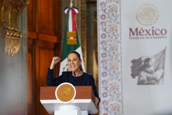 aumento salarial maestros,Día del Maestro,10% aumento docentes,mejoras laborales maestros,movilidad docente,educación pública México,beneficios maestros 2025,reforma educativa,Nueva Escuela Mexicana