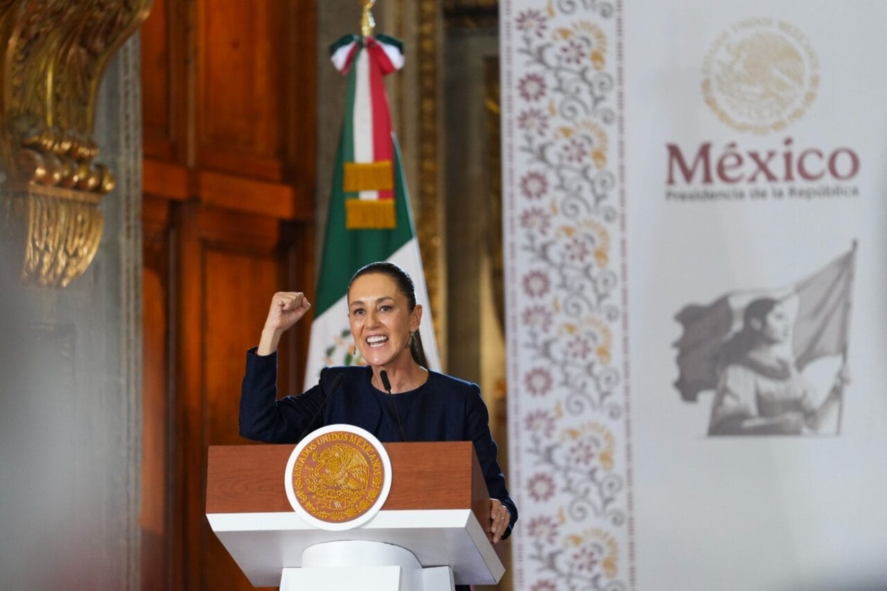 aumento salarial maestros,Día del Maestro,10% aumento docentes,mejoras laborales maestros,movilidad docente,educación pública México,beneficios maestros 2025,reforma educativa,Nueva Escuela Mexicana