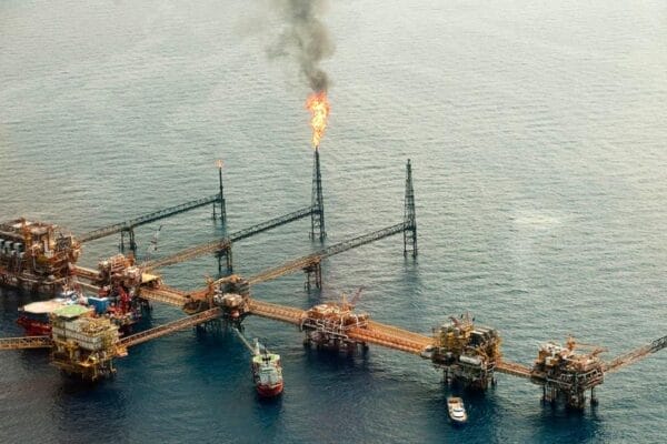 DURANTE muchos años desde al trabajar en la plataforma flotante REFORMA —1974— en diferentes medios de información platicamos la experiencia personal en las instalaciones de exploración y explotación petrolera en el denominado “Manto Cantarell”, frente a la Isla del Carmen Campeche