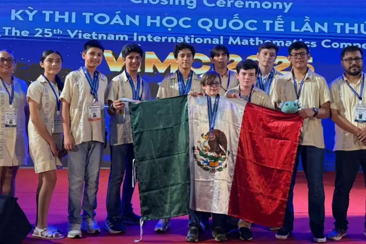 Estudiantes mexicanos sosteniendo medallas de plata y bronce en competencia internacional de matemáticas en Vietnam