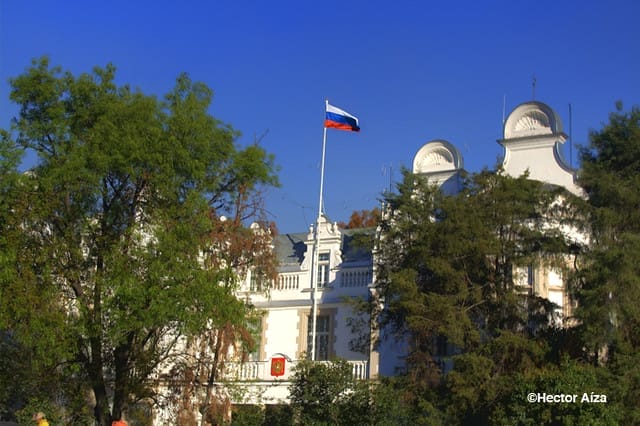 Fachada de la Embajada de la Federación Rusa en la Ciudad de México, con su bandera ondeando.
