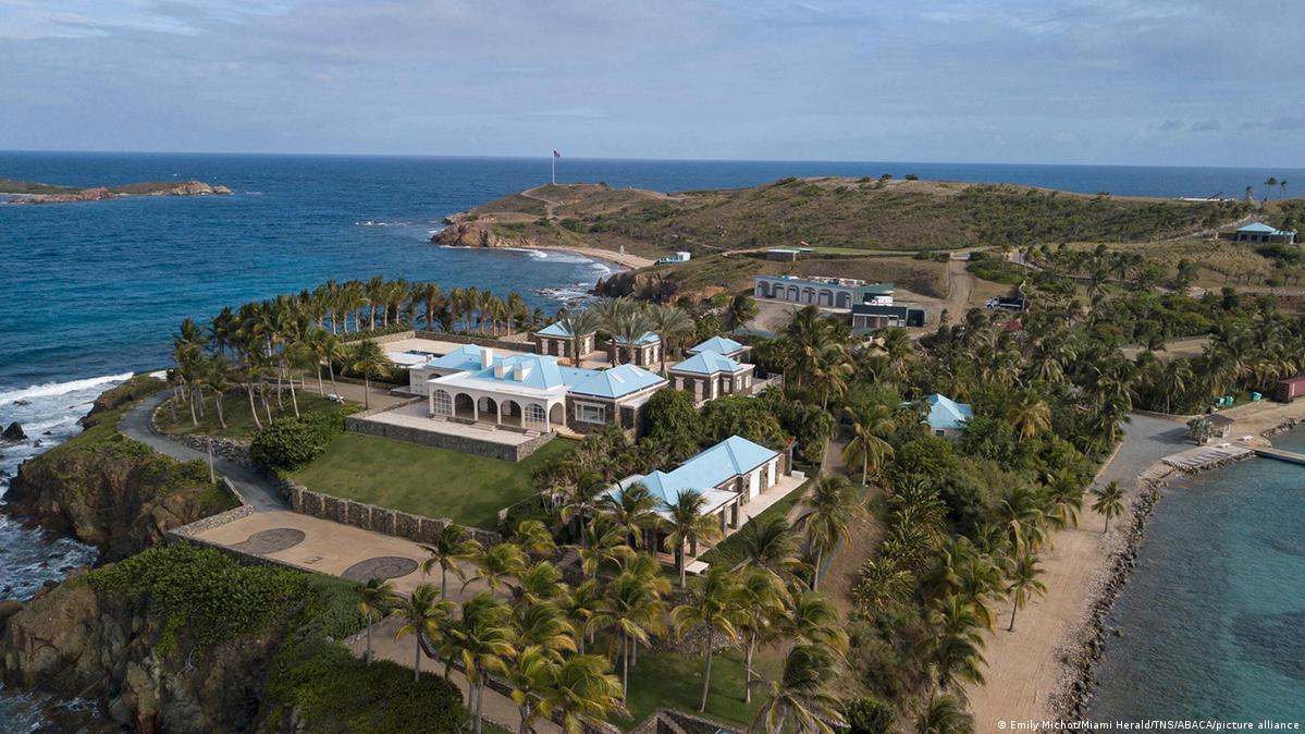Vista aérea de la isla privada de Jeffrey Epstein, símbolo de la opacidad y el poder político en Estados Unidos.