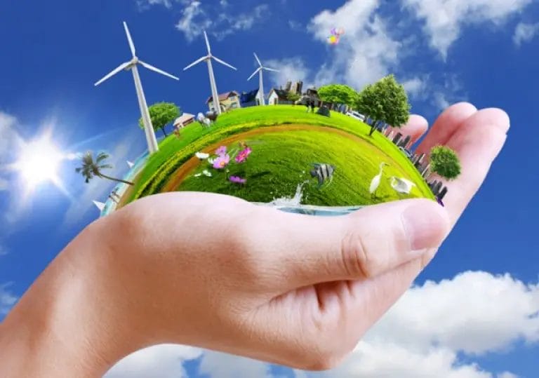 Mano sosteniendo medio planeta en armonía con la naturaleza